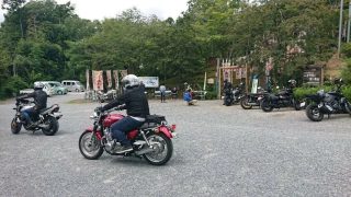 小鹿神社と桜山オートバイ駐車場