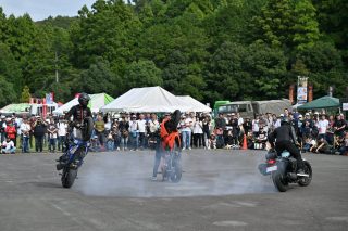 迫力あるスタントパフォーマンス