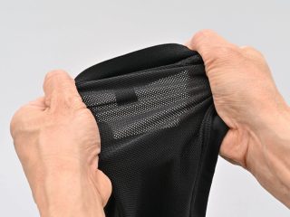 メッシュ素材を引っ張る手