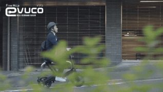 男性がevucoに乗って街中を移動している画像