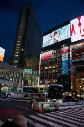 バイク王が渋谷をジャック！『バリバリ伝説』新CMとずま（虹色侍）氏の熱いライブでバイク愛を届けた日