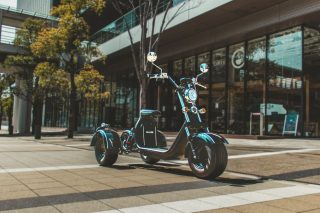 街中に停められたEVトライク