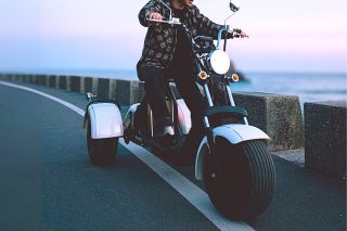 海沿いを走るEVトライク