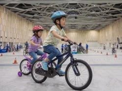 自転車に乗る子供たち