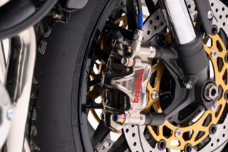 Brembo製ブレーキキャリパー、ディスクローター、タイヤのディテール