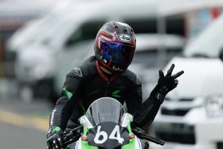 ピースサインをするライダー