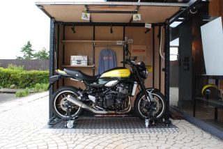 ガレージに収まるバイクとロゴ