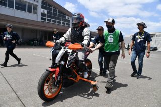 補助輪付きバイクでの練習風景
