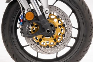 NISSIN製ブレーキキャリパー、ゴールドのディスクキャリア