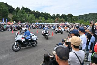 白バイのデモンストレーション