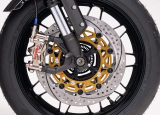 ブレンボ製キャリパー、ゴールドのディスクハブ