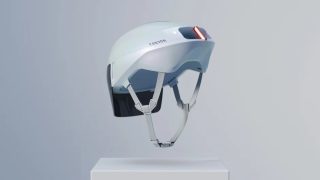 モダンで流線型の白い自転車用ヘルメット