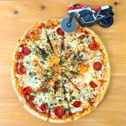 SUZUKIの名車「KATANA」がピザカッターに！「ピザカッターナ」がタカシマヤ ゲートタワーモールに期間限定で登場！