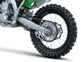 オフロードバイクのリアホイールと駆動系