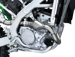 カワサキのモトクロスバイクのエンジン部分のクローズアップ