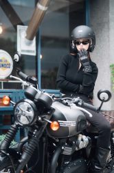 ヘルメット姿のダレノガレ明美さんとバイク