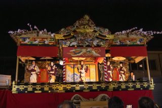 夜を彩る祭りの山車