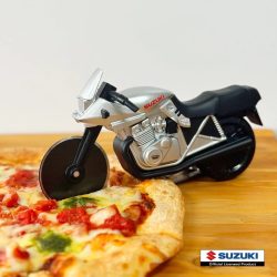 SUZUKI Official Licensed Productのロゴとピザカッターナ
