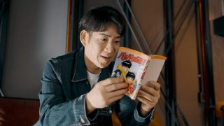 漫画を読む男性