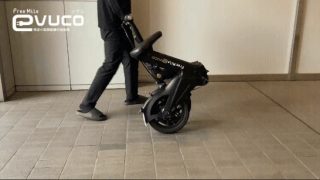 折りたたんだevucoを引いて歩く人物の画像
