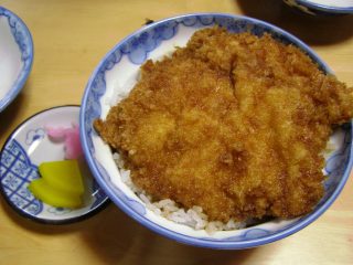 名物のわらじカツ丼