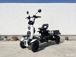 白と黒のモダンなデザインのブレイズ イーカーゴ