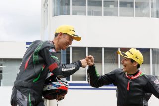 拳を合わせる二人