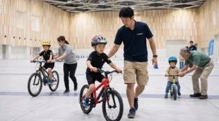 自転車の練習をする子供たち