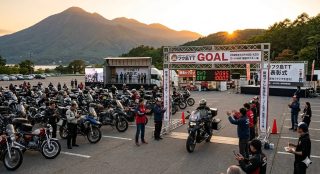 夕暮れのゴール地点に集まるライダーたち