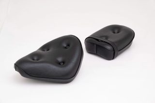 黒い合皮製のオートバイ用シートが2つ