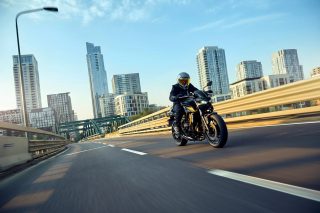 都市を走行するZ650 S