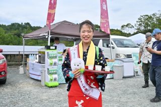 屋台と笑顔の女性