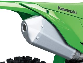 カワサキ製オフロードバイクのリアセクションとマフラー
