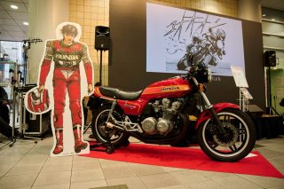 CB750F展示、漫画キャラクターパネル