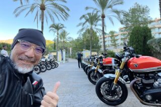 ヤシの木とトライアンフバイクと男性