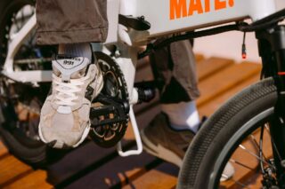 MATE.BIKEのペダルとスニーカー