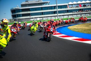 レース中のバイク
