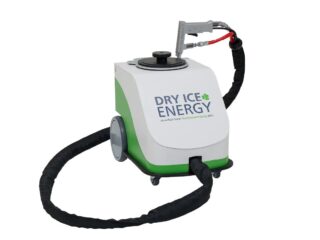 白と緑のボディが特徴のドライアイス洗浄機