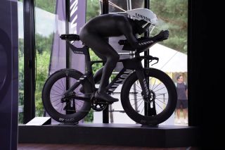 黒いCanyon製タイムトライアルバイクとマネキン