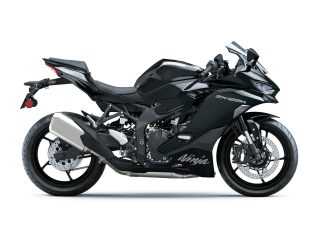 黒いカワサキZX-25Rニンジャのスポーツバイク
