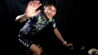 室内でサイクリングトレーニング中の男性