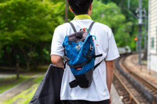 リュックサックを背負った男性