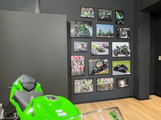 カワサキの歴史を感じさせるグラフィックが飾られた壁