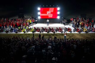 夜間のステージで展示されるバイク