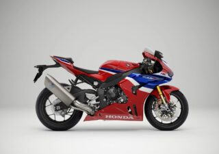 赤、青、白のトリコロールカラーが特徴的なホンダのスポーツバイク「CBR1000RR Fireblade」の側面を捉えた画像です。
