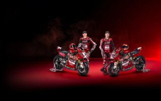 赤いレーシングスーツを着た2人のライダー