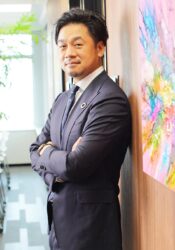 スーツを着た男性