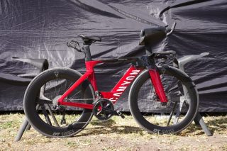 赤いCANYON SPEEDMAX CFトライアスロンバイク