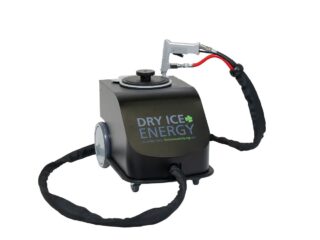 ドライアイス洗浄システム「DRY ICE ENERGY」の本体とスプレーガンが写った画像