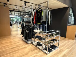 ライディングジャケットやグローブが並ぶアパレルコーナー